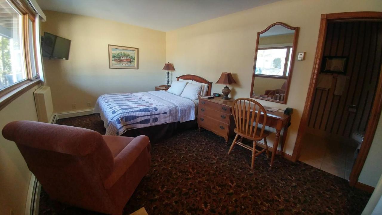 Snug Harbor Inn Sturgeon Bay Εξωτερικό φωτογραφία